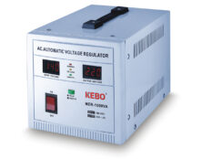 ΣΤΑΘΕΡΟΠΟΙΗΤΗΣ-ΡΥΘΜΙΣΤΗΣ ΤΑΣΗΣ 1000VA ΨΗΦΙΑΚΟΣ SERVO (MDR) KEBO