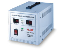 ΣΤΑΘΕΡΟΠΟΙΗΤΗΣ-ΡΥΘΜΙΣΤΗΣ ΤΑΣΗΣ 1500VA ΨΗΦΙΑΚΟΣ SERVO (MDR) KEBO