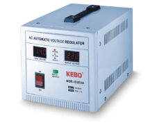 ΣΤΑΘΕΡΟΠΟΙΗΤΗΣ-ΡΥΘΜΙΣΤΗΣ ΤΑΣΗΣ 1500VA ΨΗΦΙΑΚΟΣ SERVO (MDR) KEBO 2 ΣΤΑΘΕΡΟΠΟΙΗΤΗΣ-ΡΥΘΜΙΣΤΗΣ ΤΑΣΗΣ 1500VA ΨΗΦΙΑΚΟΣ SERVO (MDR) KEBO 1