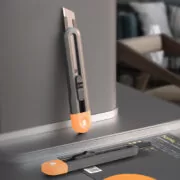 DELI κοπίδι HT4018C με αυτόματο κλείδωμα, πλαστικό, 18mm, γκρι 2